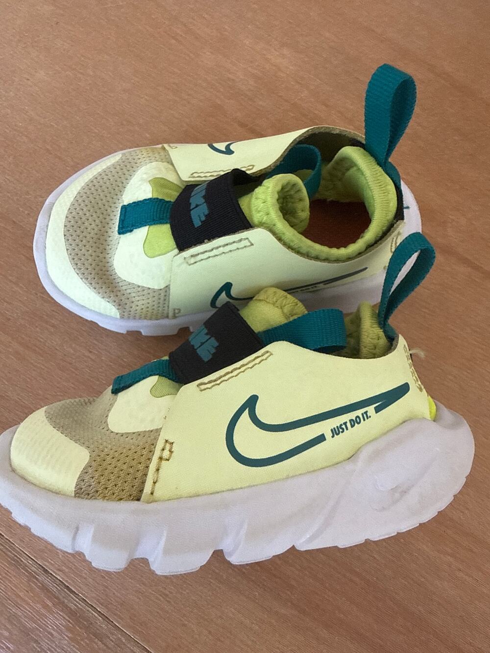 Nike Flex Runner 2 kids' shoes, specifically in the 'Barely Volt' size 4 Toddler
